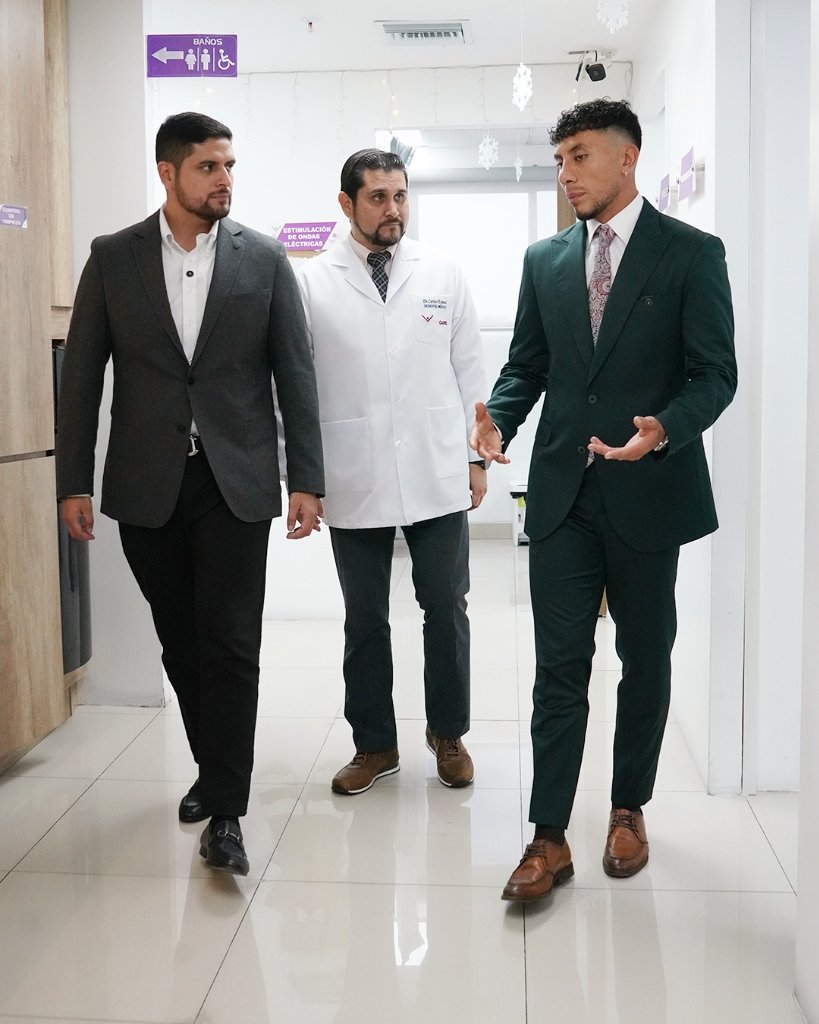 Joao Rojas con especialistas en clínica médica