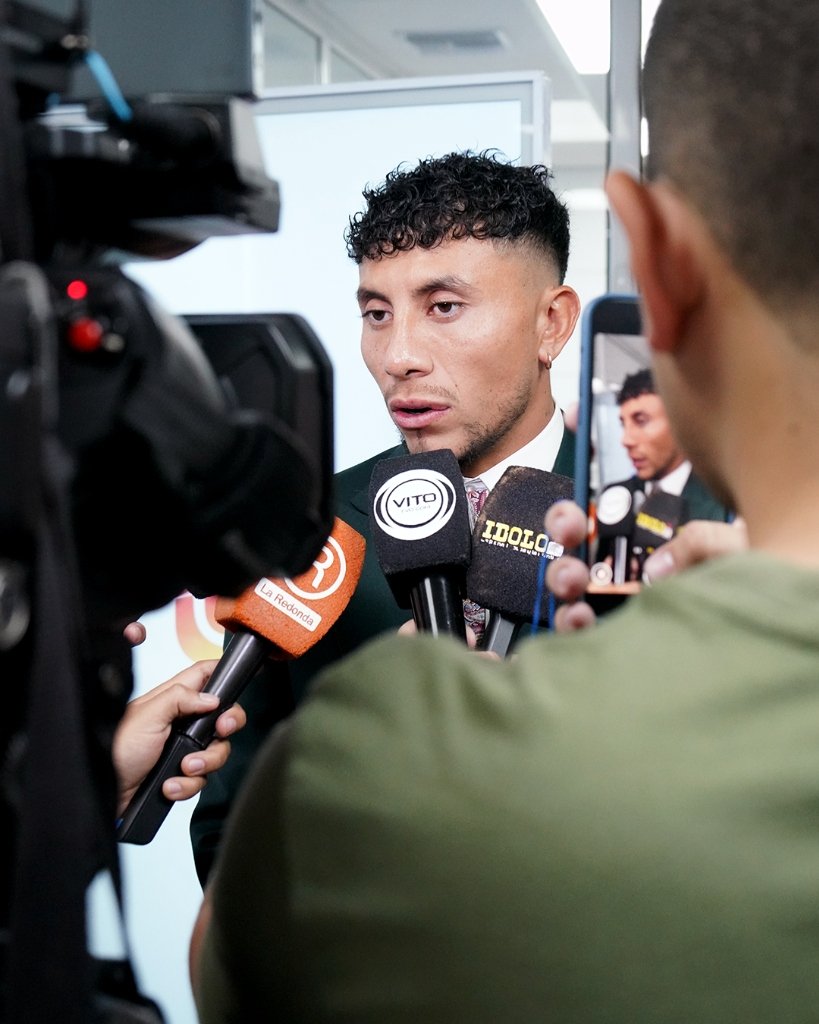 Joao Rojas en rueda de prensa con medios de comunicacion