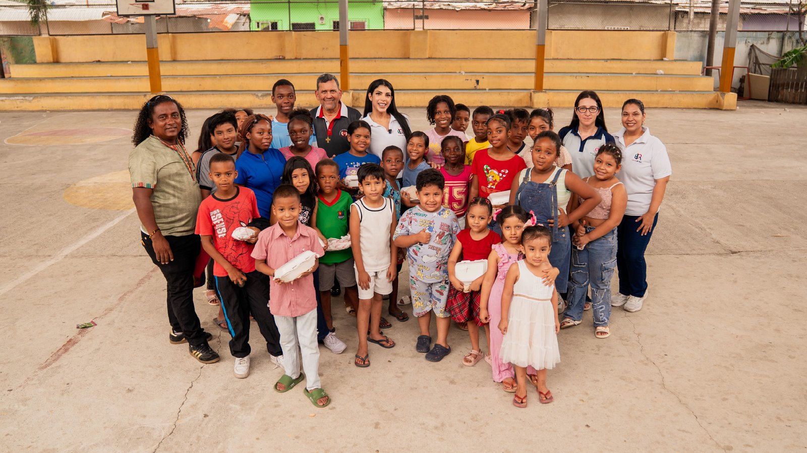 Niños y equipo Fundación Joao Rojas