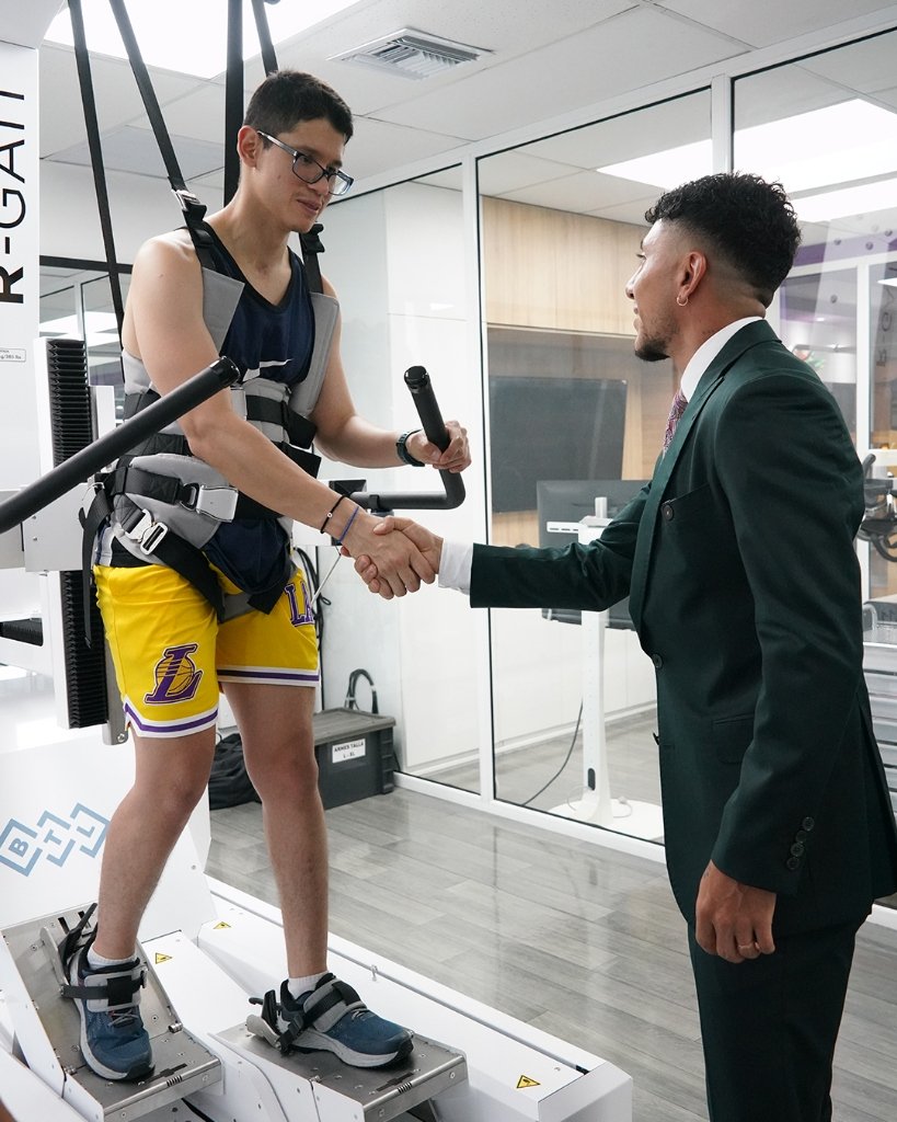 Joao Rojas junto a Diego en su proceso de rehabilitación médica